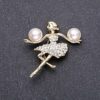 брошки fashion jewelry Балерина з білими стразами та намистинами 42х43мм жовтий метал
